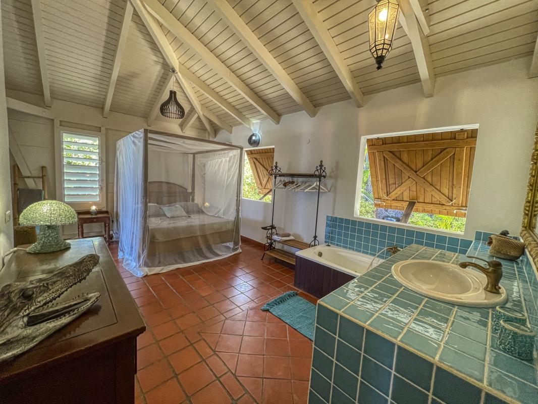 17 Location villa tropicale 5 chambres 10 personnes avec piscine et vue mer saint françois en guadeloupe - chambre 1